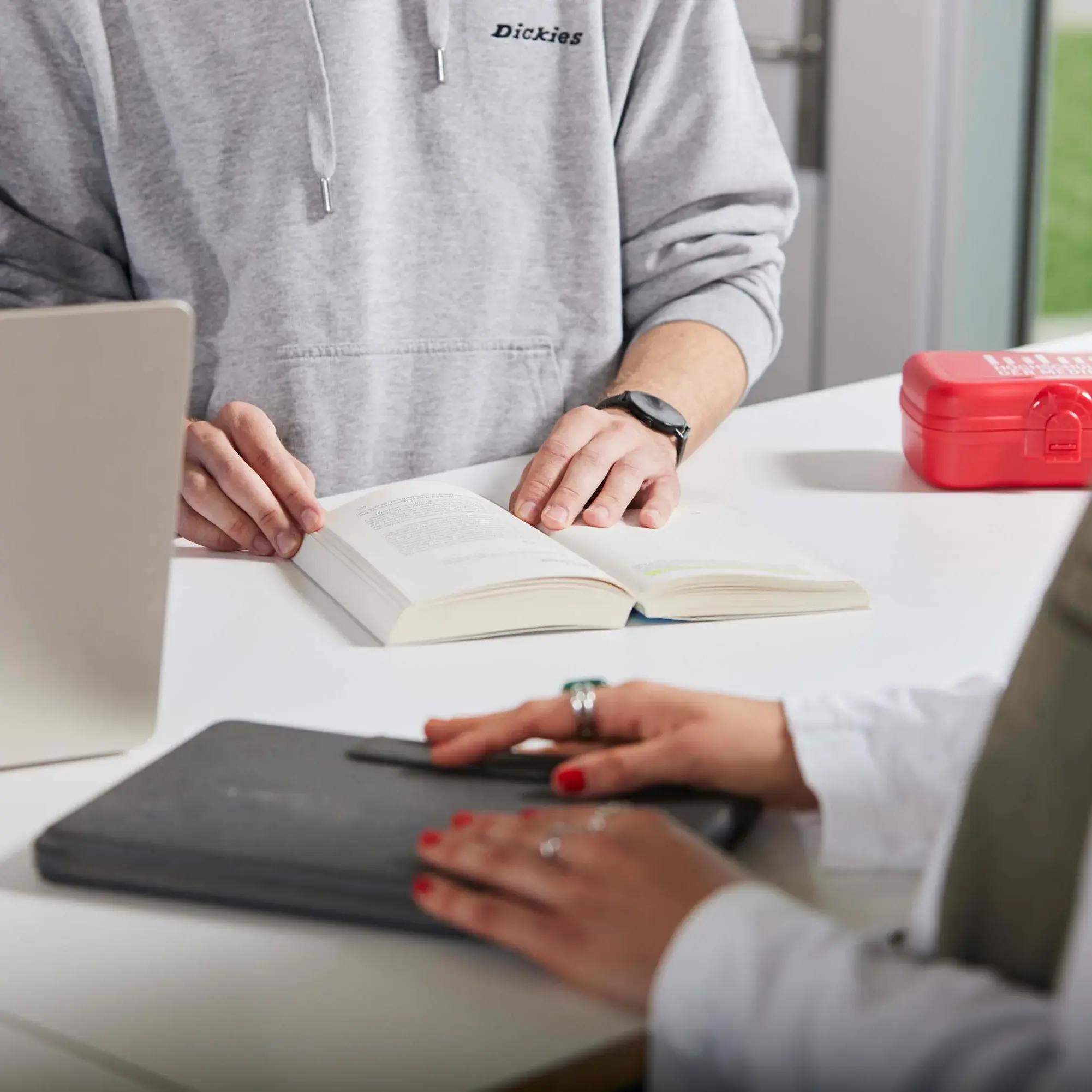 Studierende arbeiten im Team.