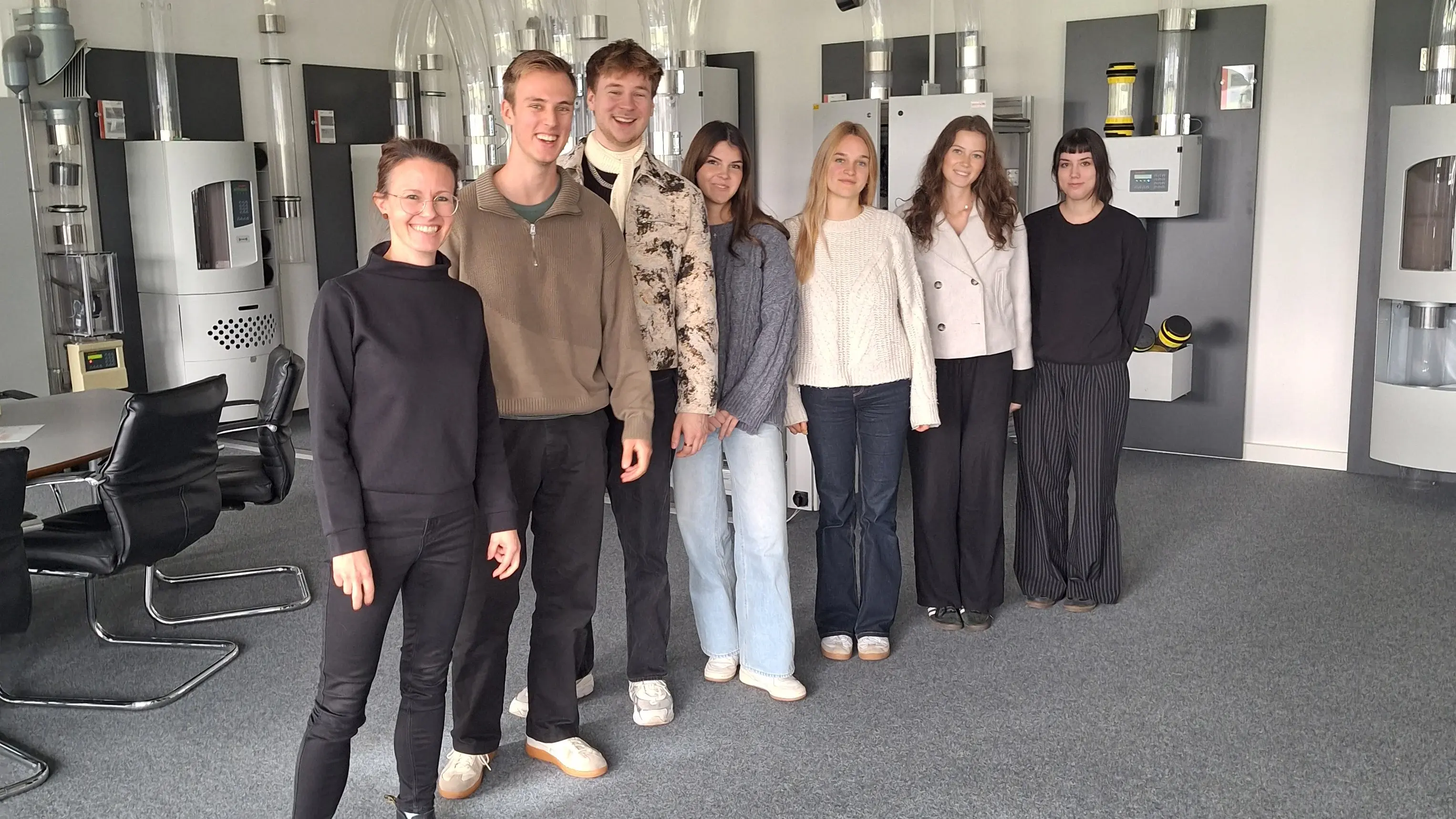 Studierende der HdM Stuttgart auf Exkursion in einem Unternehmen für Rohrpostsysteme