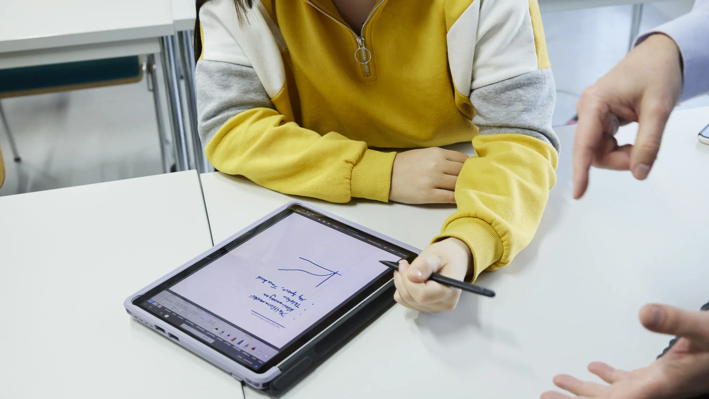 Eine Studierende arbeitet an einem Laptop.