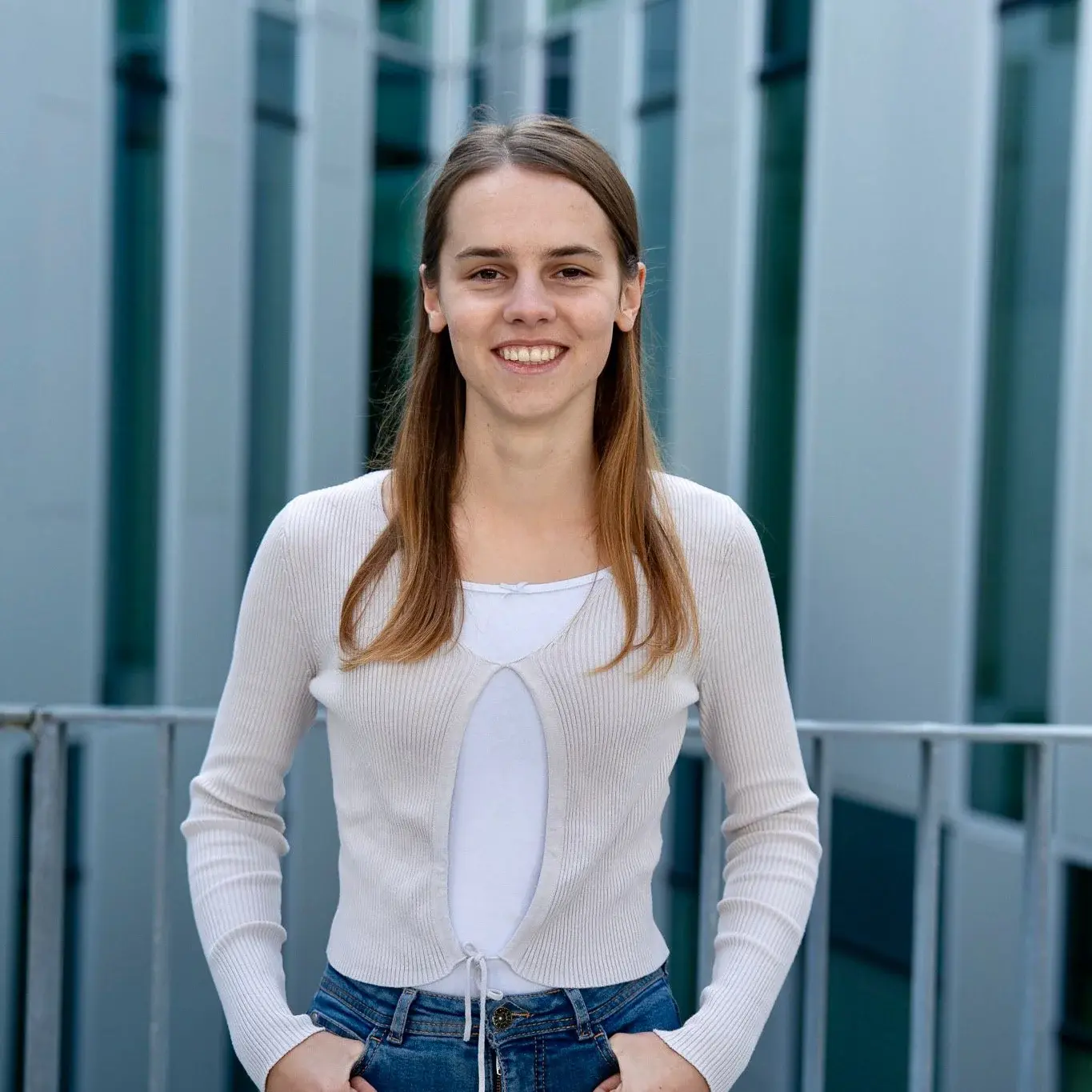 Eine Studentin platziert sich vor der Bibliothek
