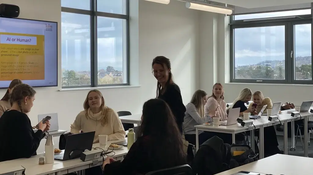 Professorin in der Vorlesung bei einer Gruppenarbeit