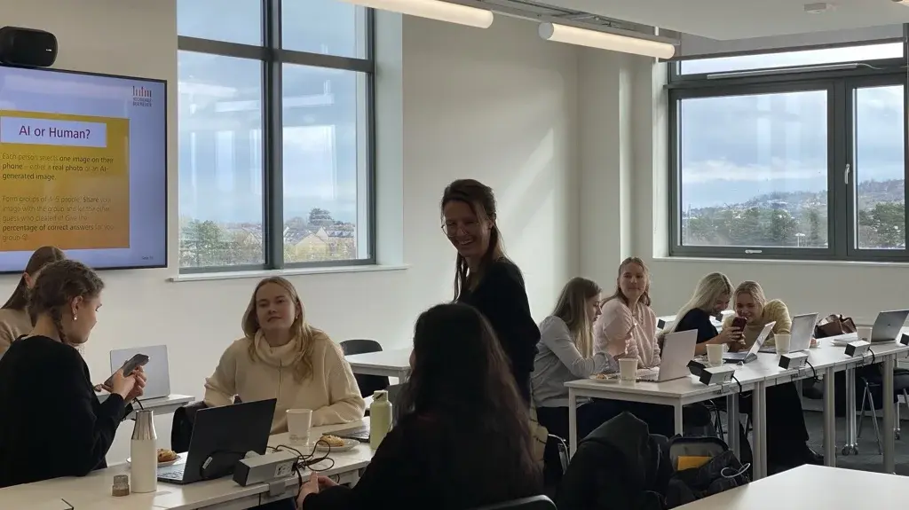 Professorin in der Vorlesung bei einer Gruppenarbeit