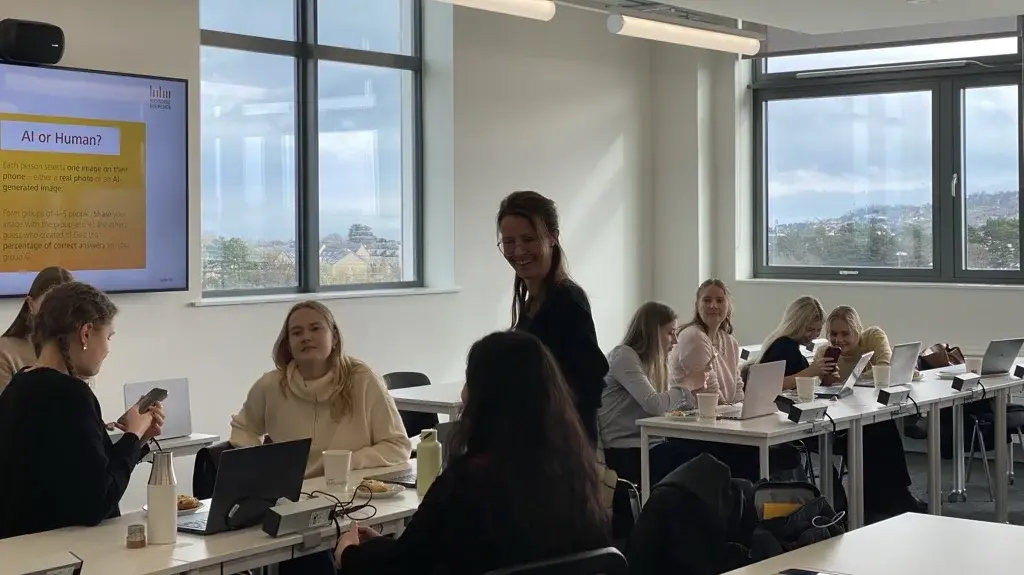 Professorin in der Vorlesung bei einer Gruppenarbeit